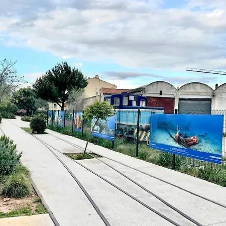 A 1 Voie Pietonne De La Plage, Du Centre Et Du Port Pour 1 A 4 Personnes *